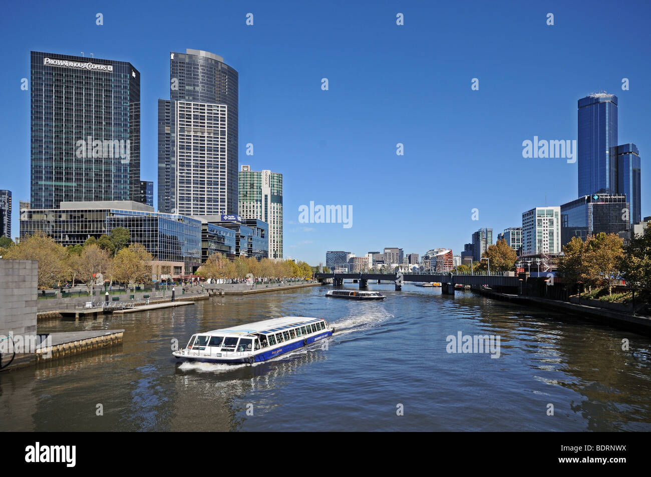 Melbourne crociere fluviali e alti edifici sulle rive del Fiume Yarra Melbourne Australia Foto Stock