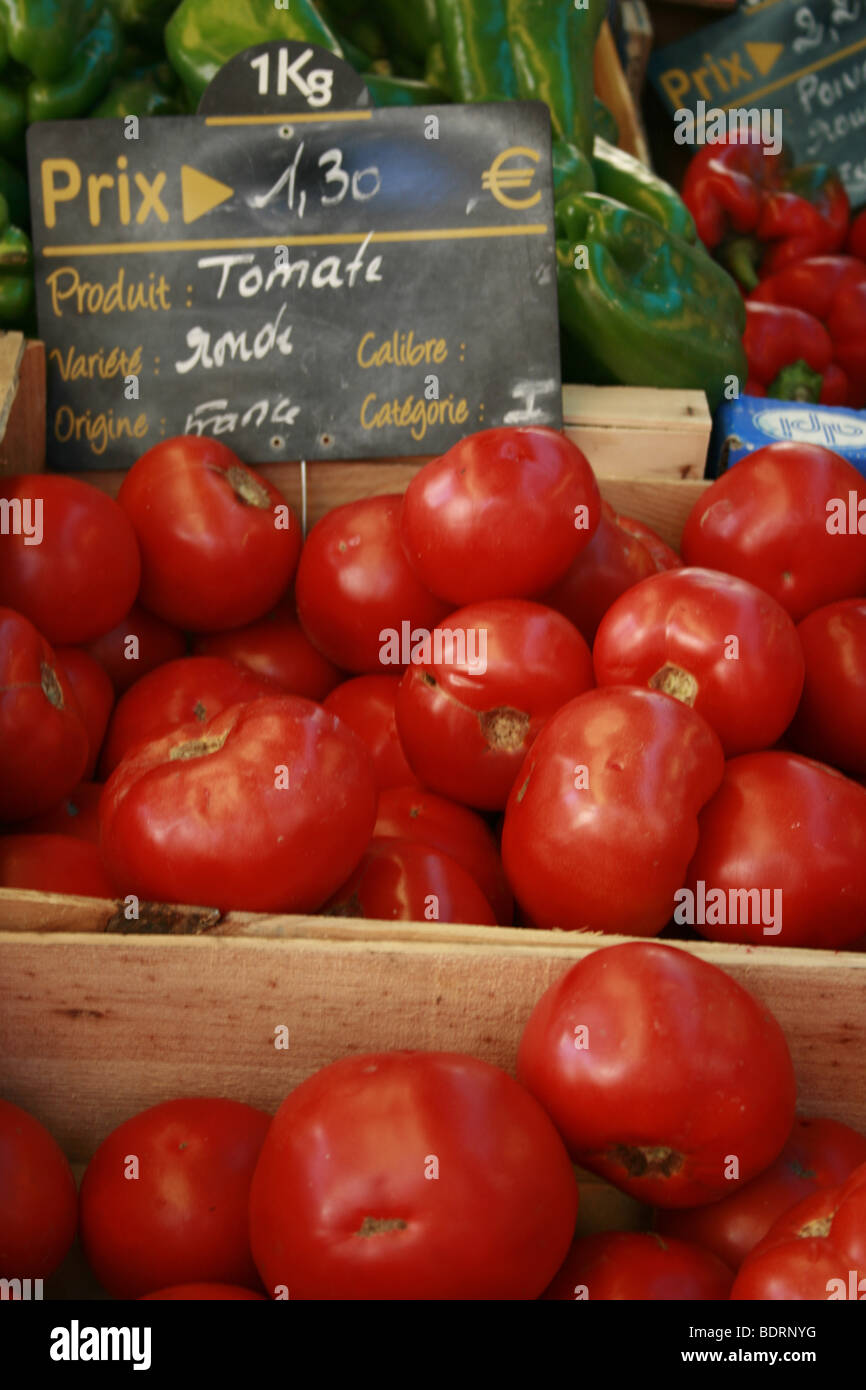 Pomodori venduti al mercato settimanale in Lectoure, Gers Foto Stock