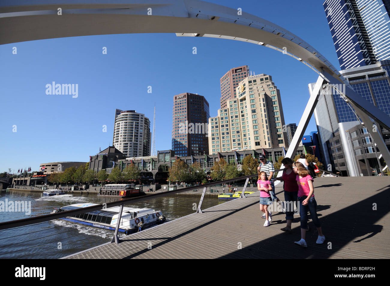 Southgate passerella e alti edifici sulla sponda sud del Fiume Yarra Melbourne Australia Foto Stock