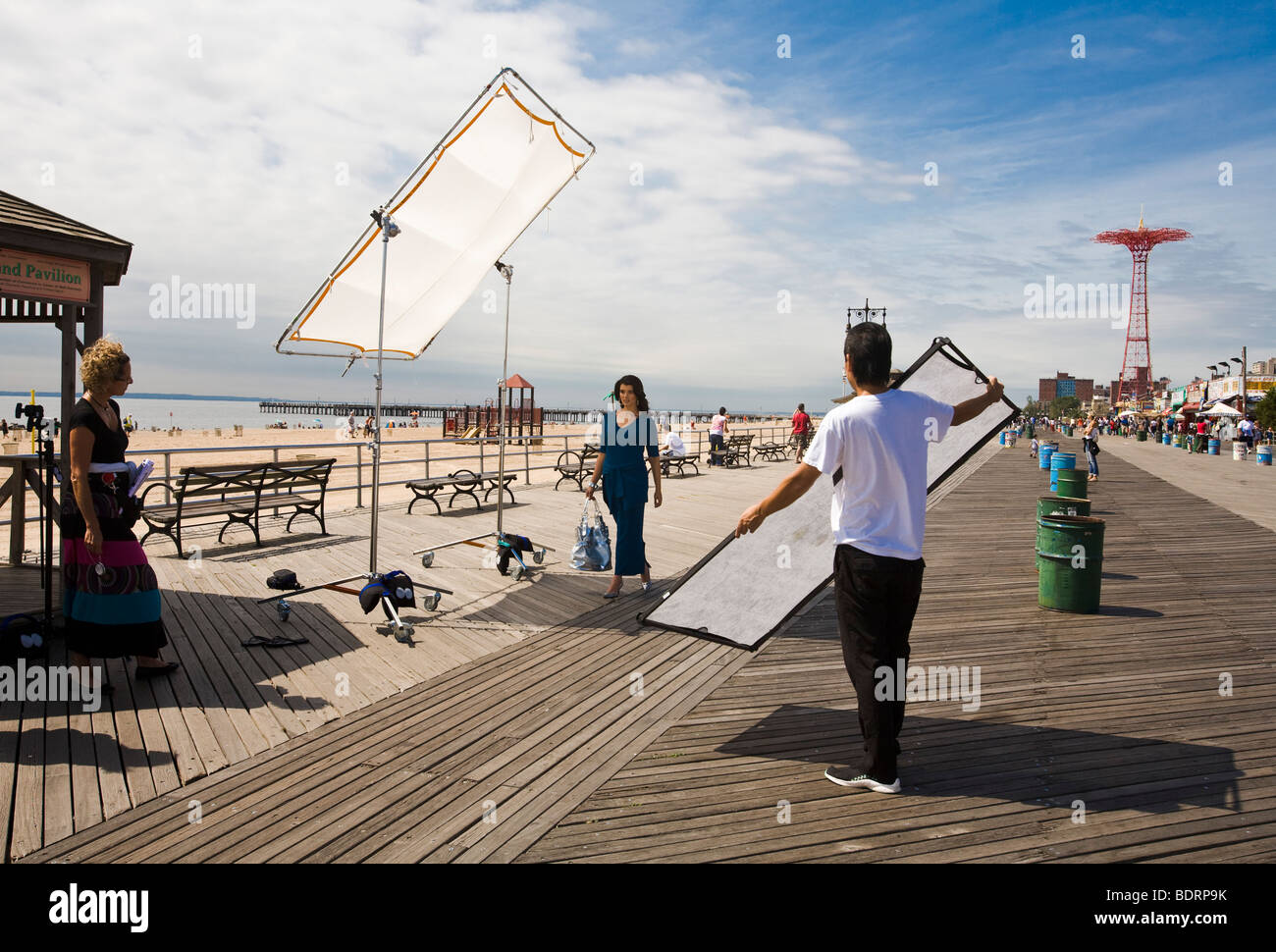 Un professionista fashion photo shoot. Coney Island, Brooklyn, New York, Stati Uniti d'America Foto Stock