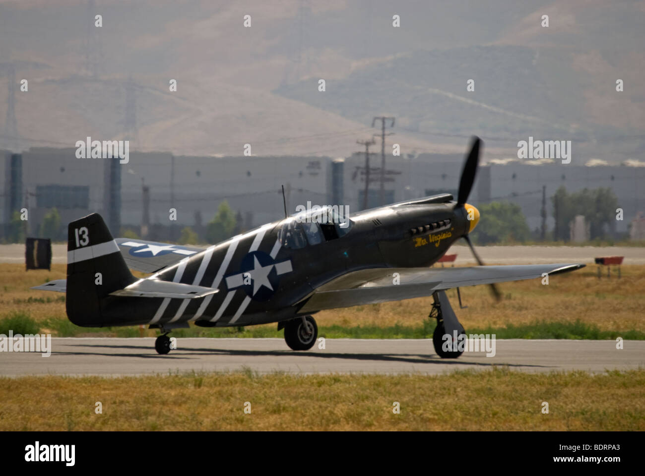 Un raro P-51A Mustang razorback taxi sulla pista dopo il volo a un air show. Foto Stock