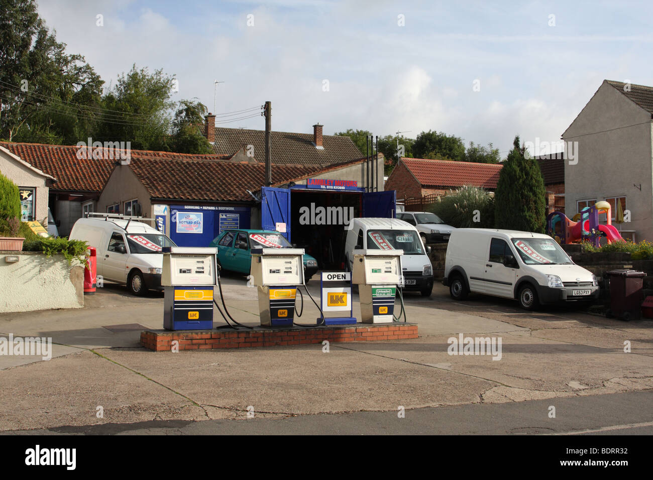 Una stazione di benzina nel villaggio di Lambley, Nottinghamshire, England, Regno Unito Foto Stock