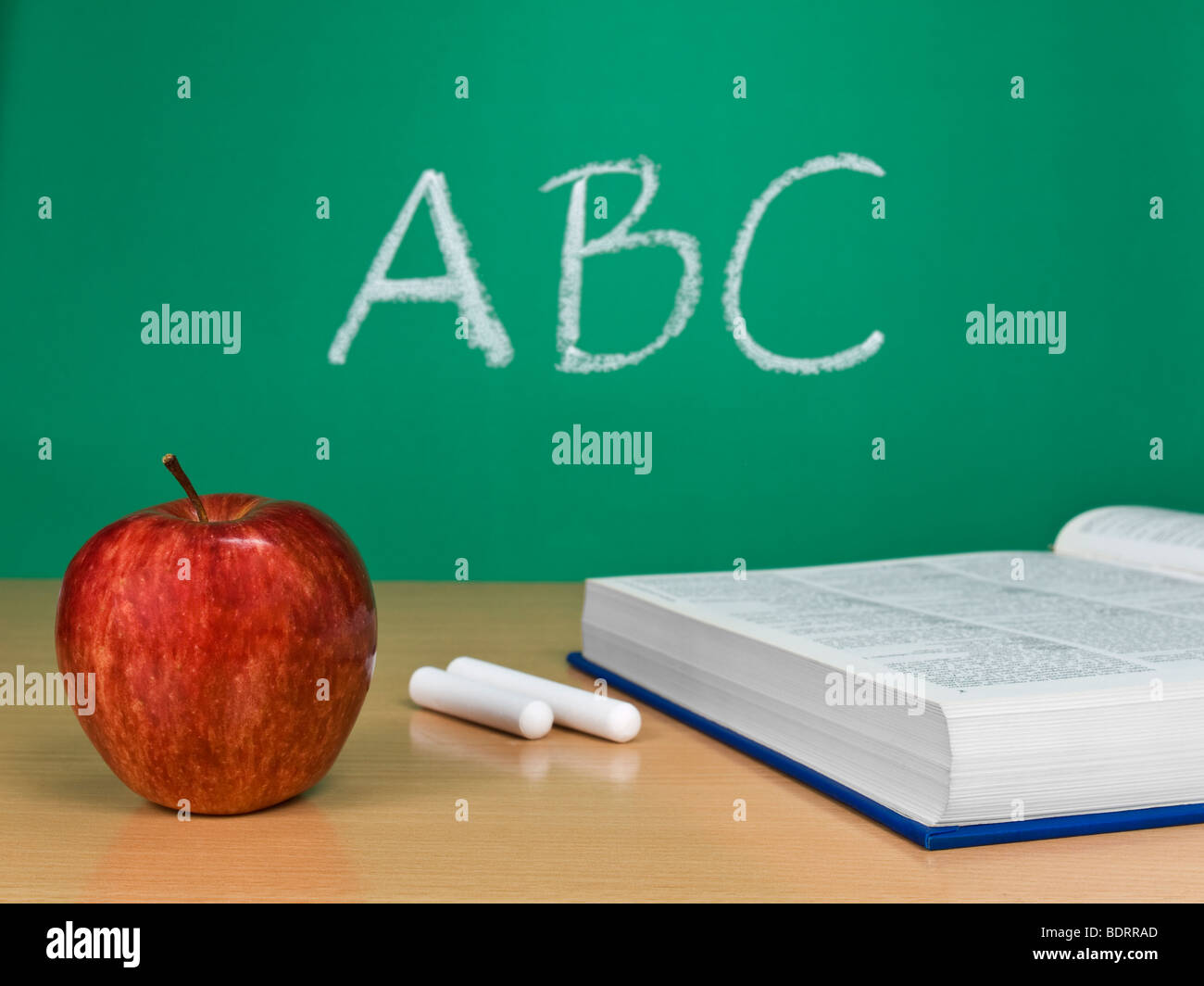ABC scritto su una lavagna con un Apple, un libro e alcuni gessi. Foto Stock