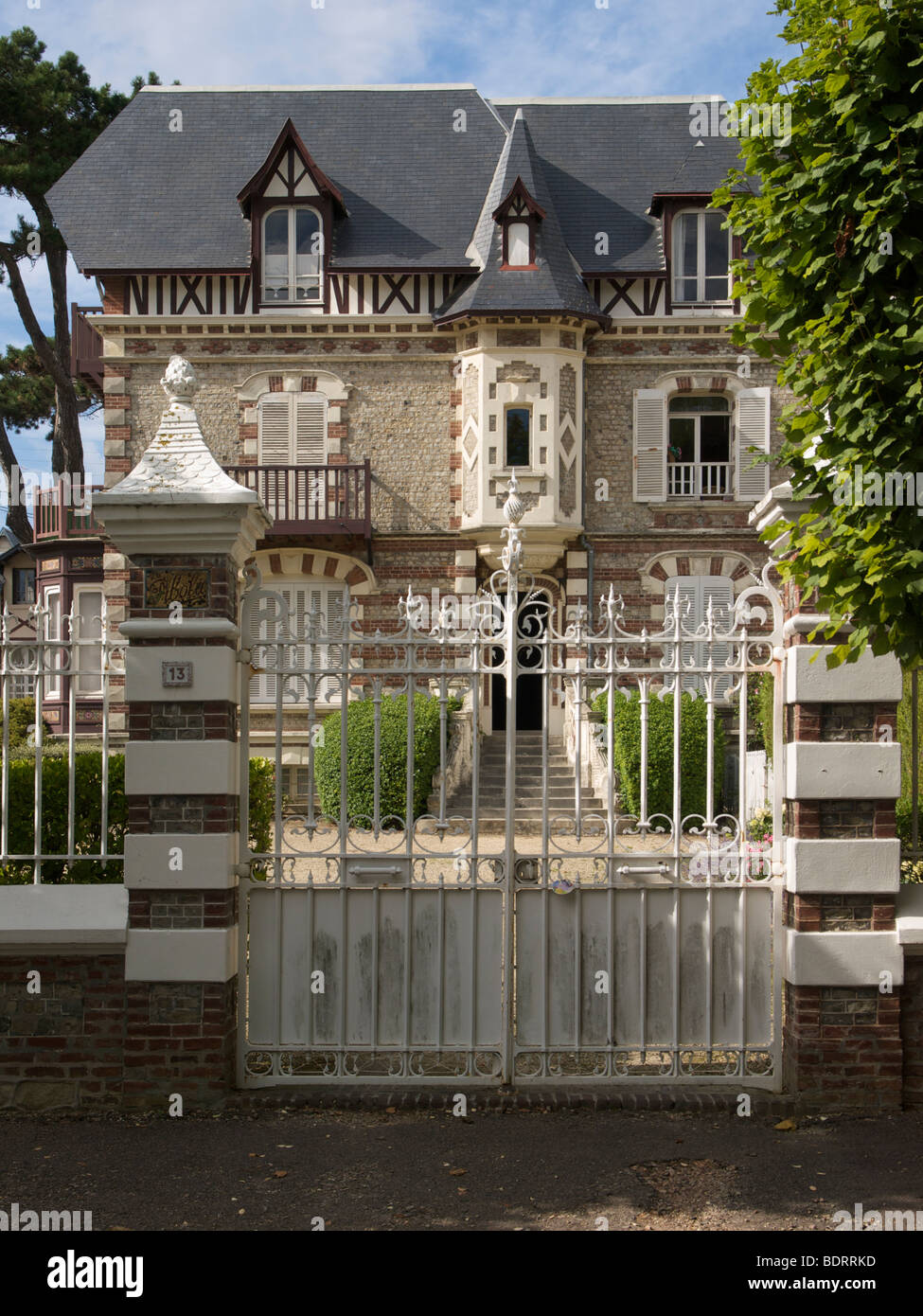 Bellissima villa tipica della regione, in Normandia città costiera di Cabourg, Francia Foto Stock