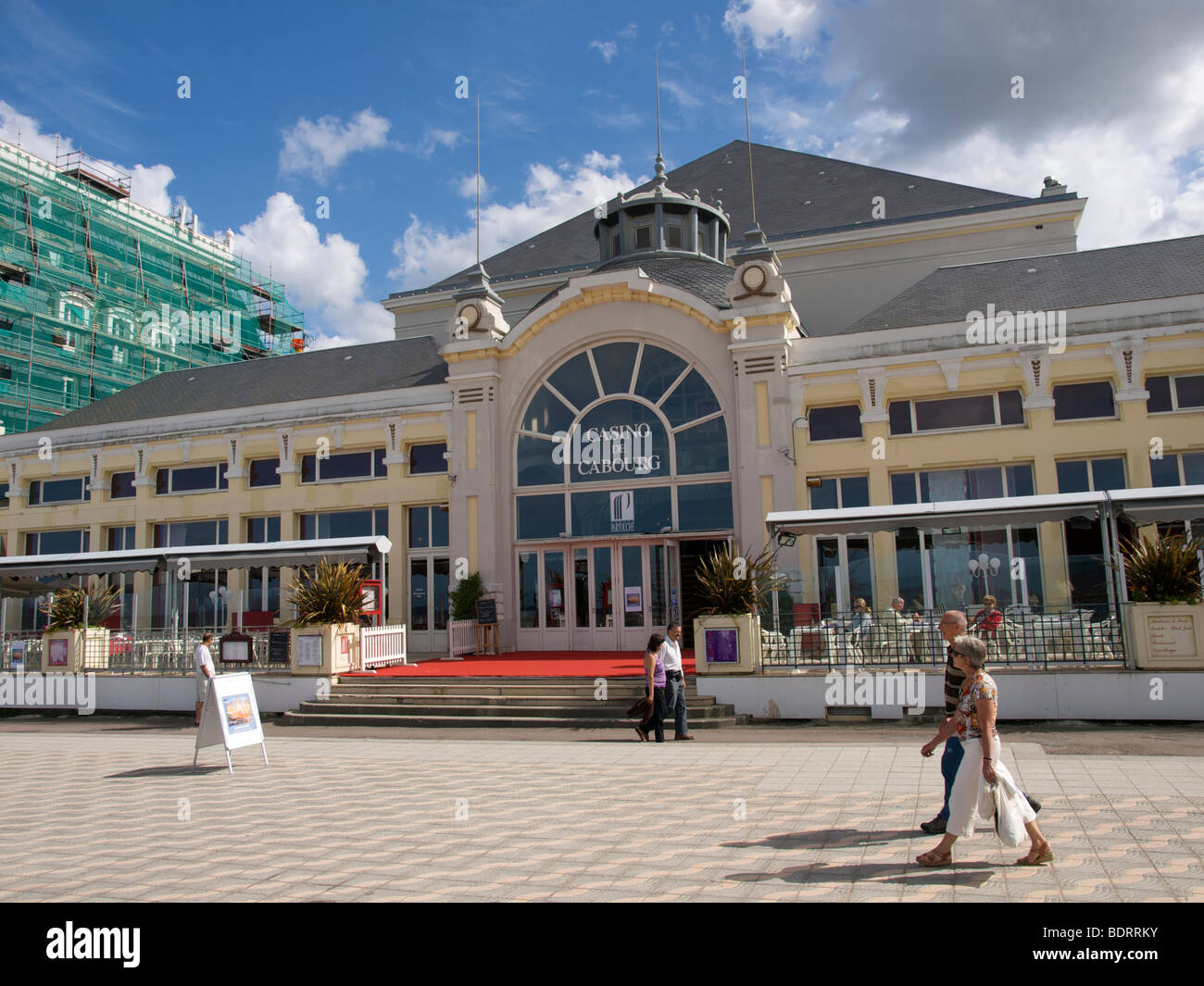 La facciata sul mare del casino de Cabourg, sul boulevard di Cabourg, Normandia, Francia Foto Stock