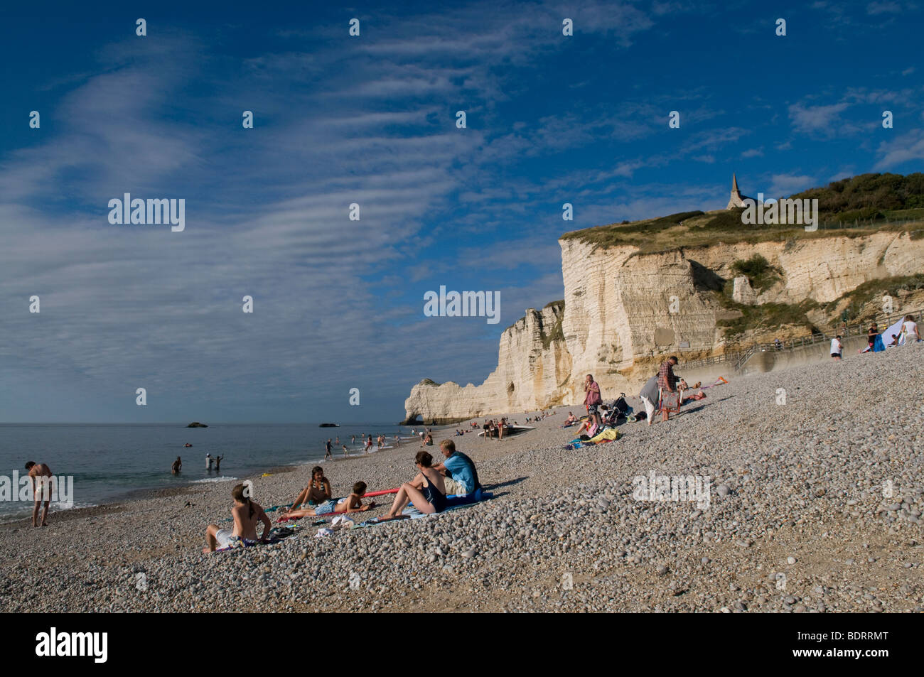 Spiaggia di ghiaia in Étretat, in Normandia Francia Foto Stock