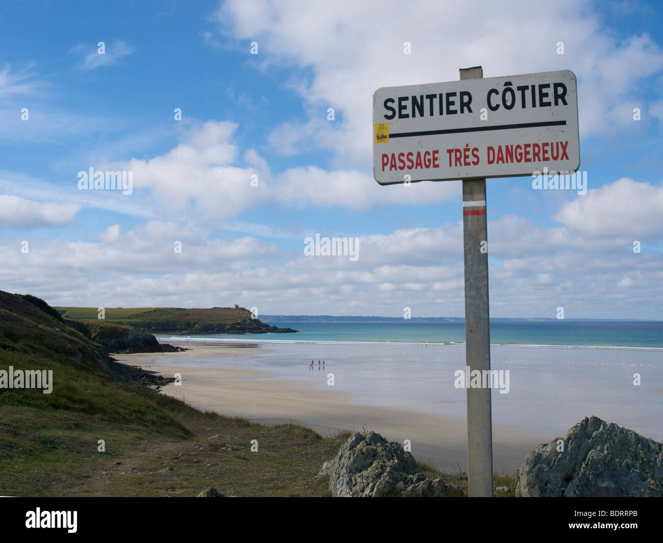 La costiera francese percorsi a piedi sono talvolta molto pericoloso in quanto questo segno ci avverte. San Nic, Brittany, Francia Foto Stock