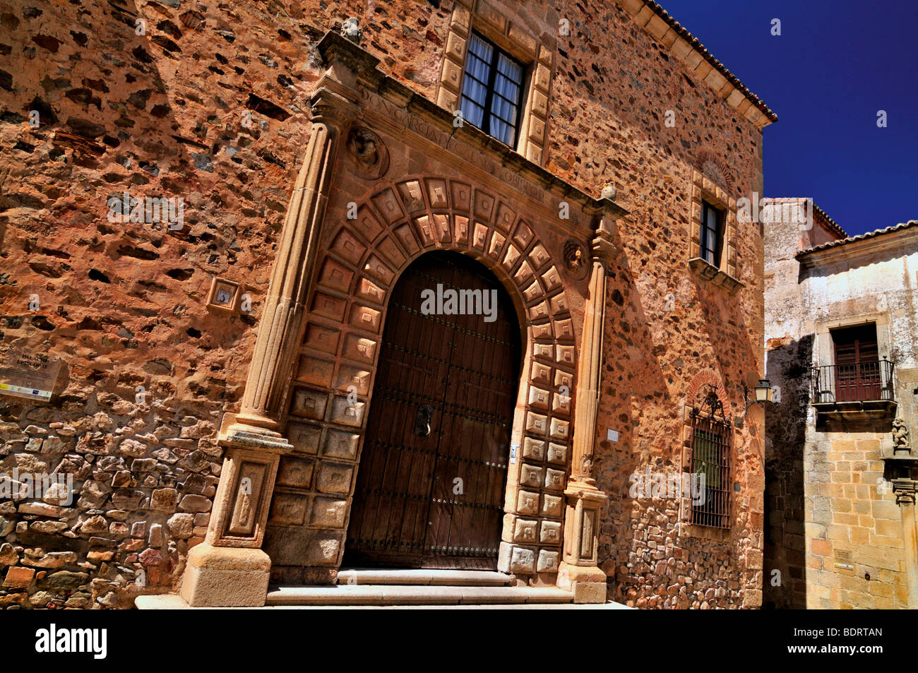 Spagna Cáceres: medievale Porta del Bischop's Palace presso la piazza Santa Maria Foto Stock