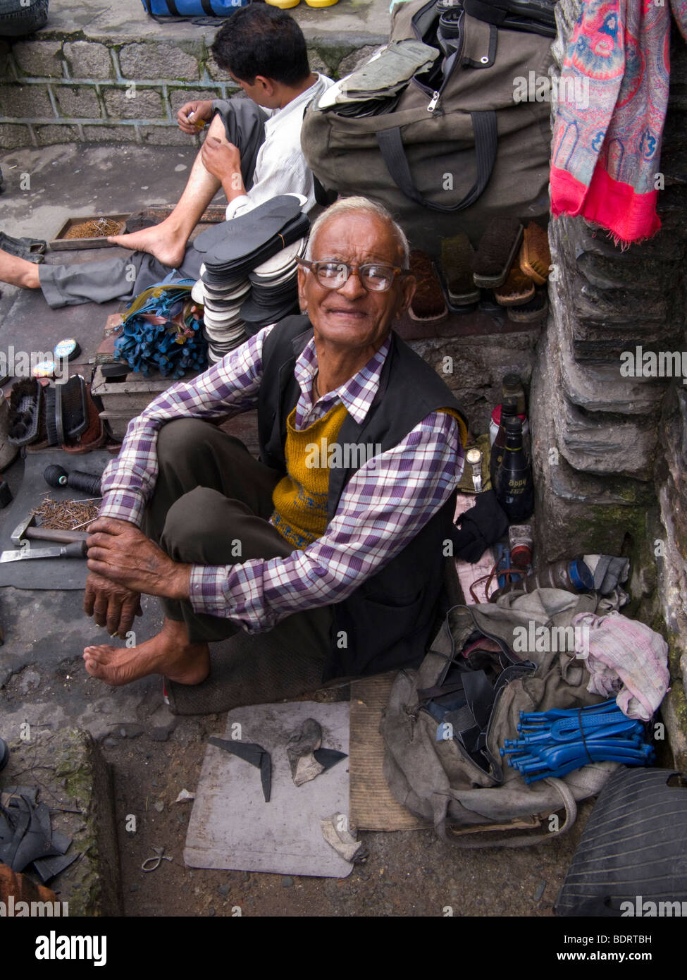 Cobbler di strada con forte degli occhiali. Chamba, Himachal Pradesh. India. Foto Stock