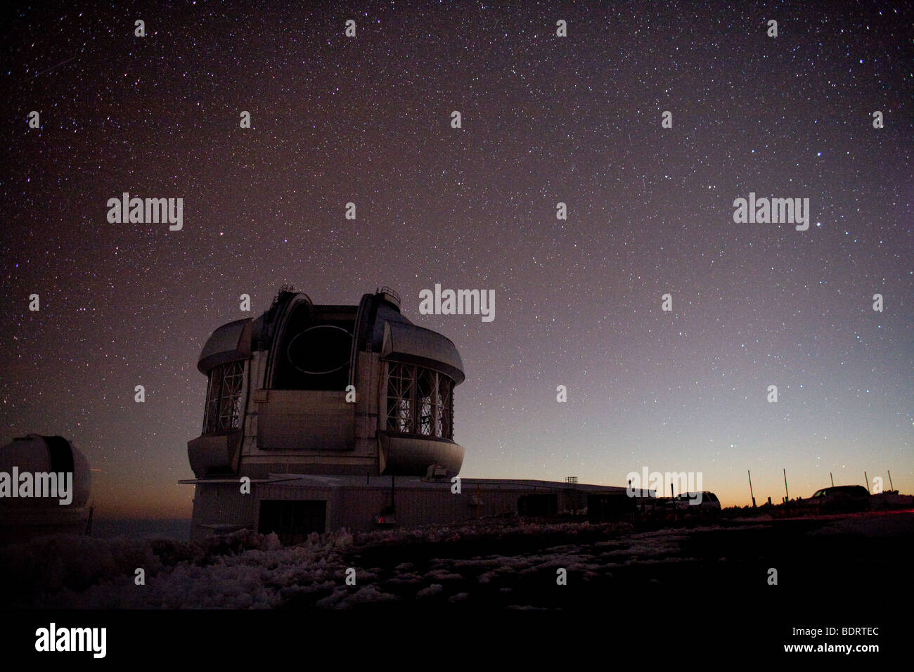Le ore notturne sul Mauna Kea, che mostra il telescopio Gemini con la luce dal sorgere della luna visibile nell'est Foto Stock