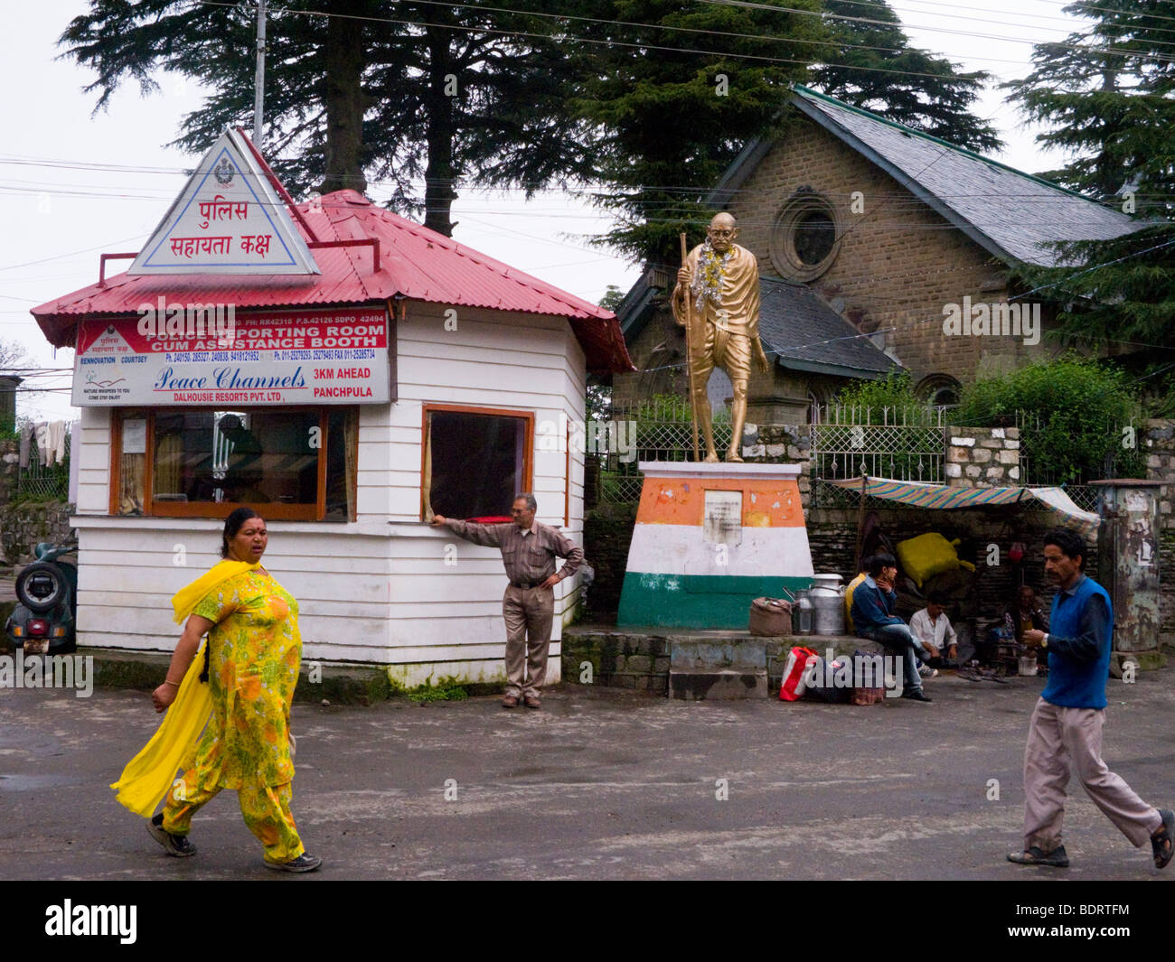 La polizia incident reporting chiosco / stazione e il Mahatma Gandhi statua, nel centro di Dalhousie. Himachal Pradesh. India. Foto Stock