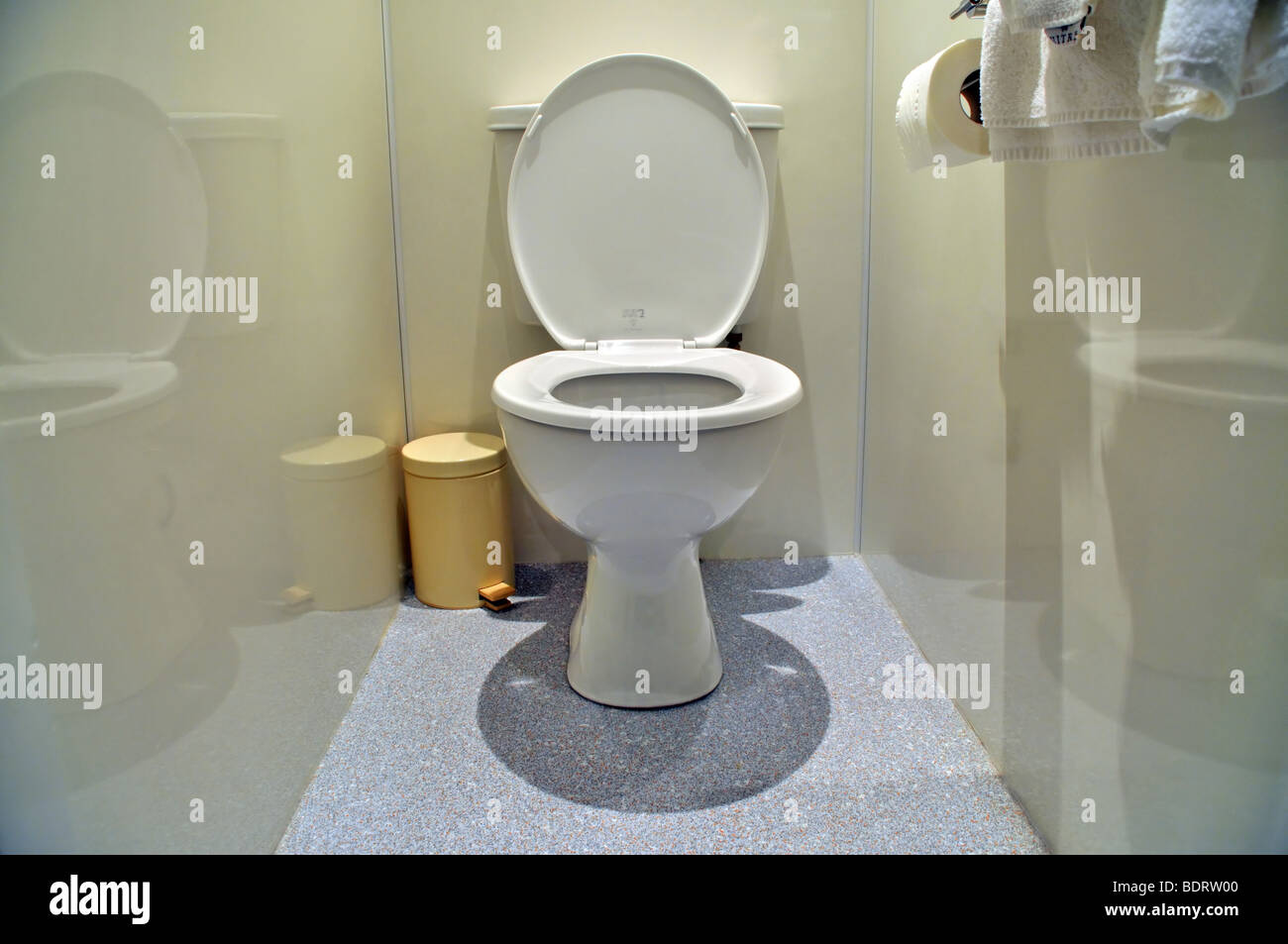 Un sedile di gabinetto e la sua riflessione in una stretta Armadio bagno. Foto Stock