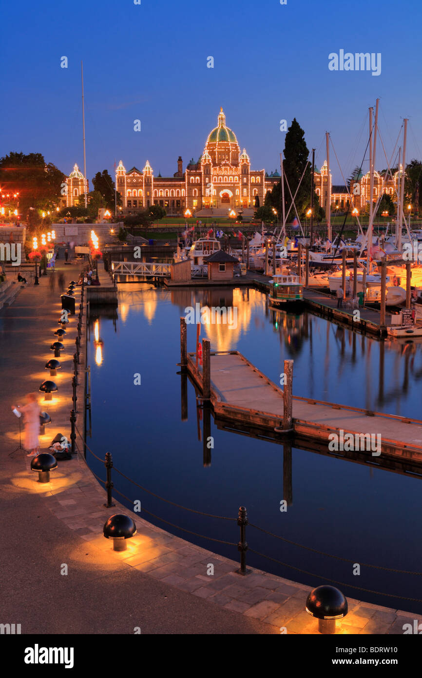 Dal porto interno e edifici legislativa al crepuscolo-Victoria, British Columbia, Canada. Foto Stock