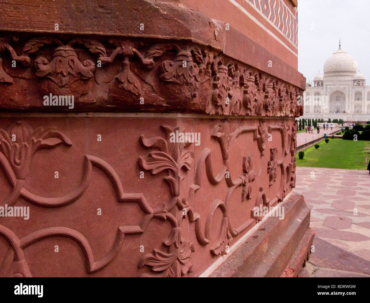 Riccamente intagliato della muratura della porta grande ( Darwaza-ho rauza ) con il Taj Mahal mausoleo in background. Agra. India. Foto Stock