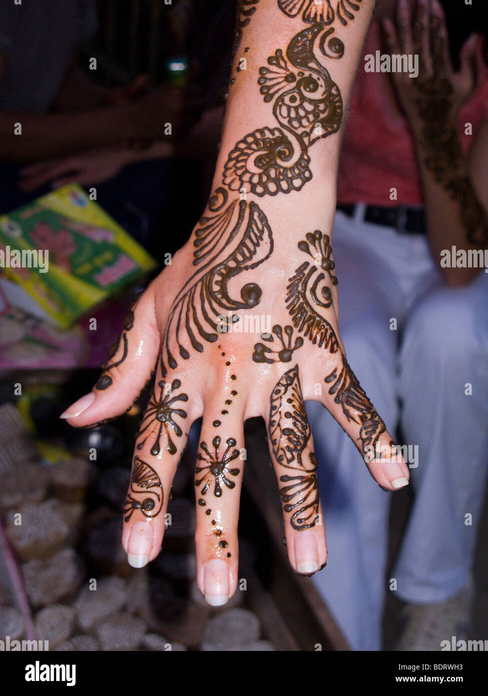 Western caucasica donna bianca del turista mani decorate con motivi henna. Delhi. India. Foto Stock