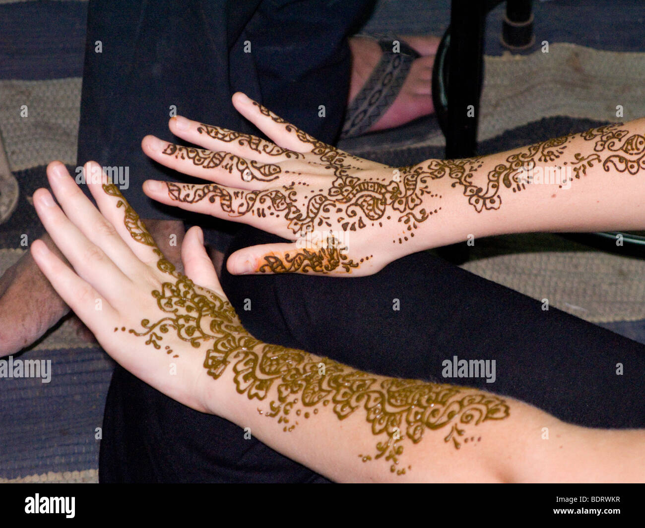 Western bianco caucasico turista con le mani in mano, braccio e polsi, decorata con motivi henna. Delhi. India. Foto Stock