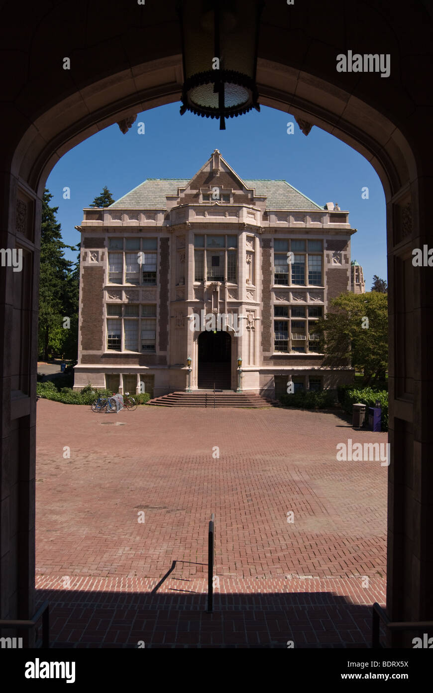 Una vista dell'Università di Washington's Raitt Hall dall ingresso della sala Savary. Foto Stock