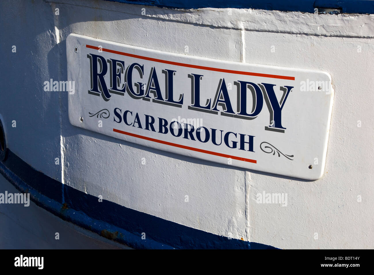 Targhetta del nome sulla barca in porto a Scarborough North Yorkshire Foto Stock