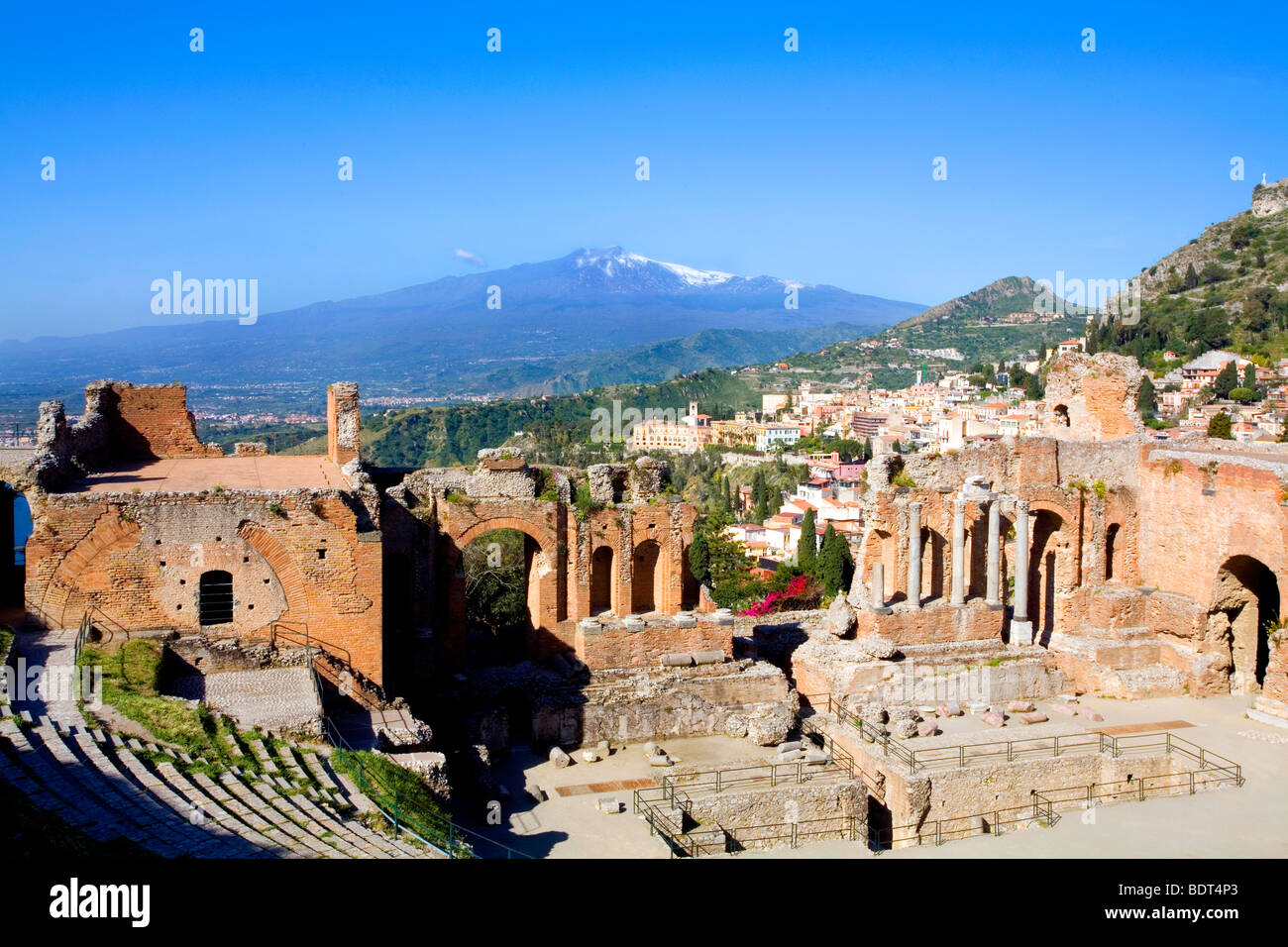 Il Teatro Greco con una vista dell'Etna nella città di Taormina in Sicilia, Italia Foto Stock