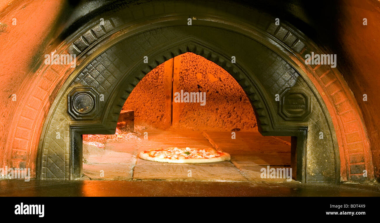 Una Pizza con forno antico forno a legna presso il famoso Hotel Astj  pizzeria a Castrovillari, Cosenza, Calabria, Italia Foto stock - Alamy