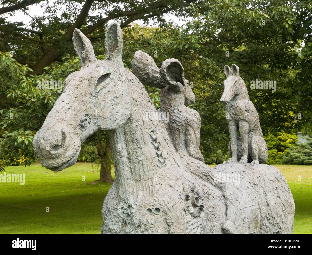 In prossimità di una scultura da Sophie Ryder a Yorkshire Sculpture Park, West Bretton Wakefield Yorkshire Regno Unito Foto Stock