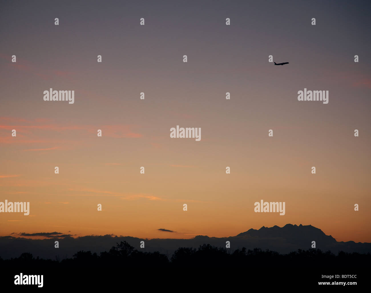 Un aereo decolla dall'aeroporto di Milano Malpensa Foto Stock