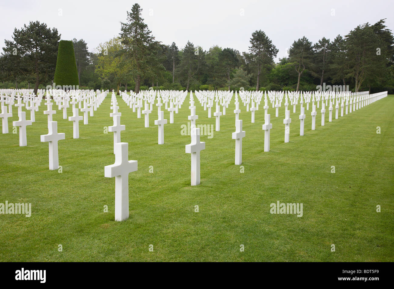 Croci Bianche e le tombe in Normandia Cimitero e memoriale americano a Omaha Beach, in Normandia, Francia, vicino a Bayeux. Foto Stock