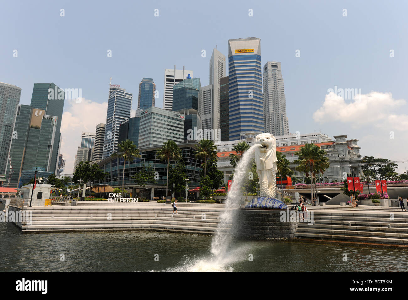 Merlion e dello skyline della città, Singapore Foto Stock