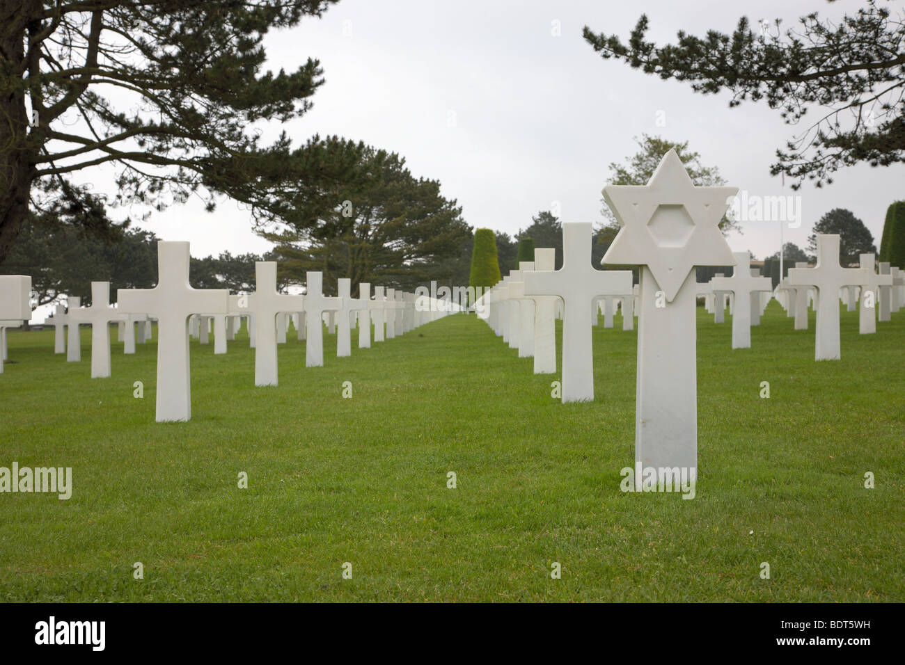 Croci Bianche, David stelle e di tombe in Normandia Cimitero e memoriale americano a Omaha Beach, in Normandia, Francia, vicino a Bayeux. Foto Stock