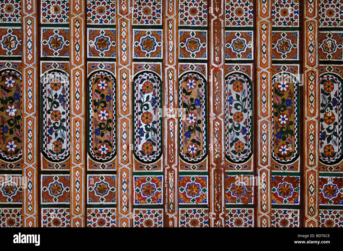 Decorazioni in legno dipinte e intarsiate di 19° secolo su un soffitto in legno, legno o legno presso lo storico Palazzo Bahia (19°) di Marrakech in Marocco Foto Stock