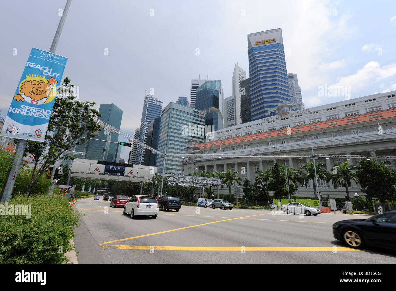 Il traffico su strada Fullerton con Fullerton Hotel e dello skyline della città, Singapore Foto Stock