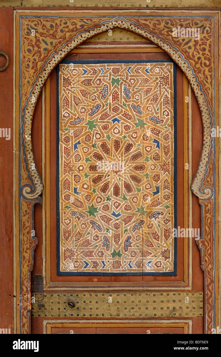 Decorazioni in legno intarsiato dipinto di c19th o Marquetry su una porta in legno, legno o legno presso lo storico Palazzo Bahia (c19th) di Marrakech in Marocco Foto Stock