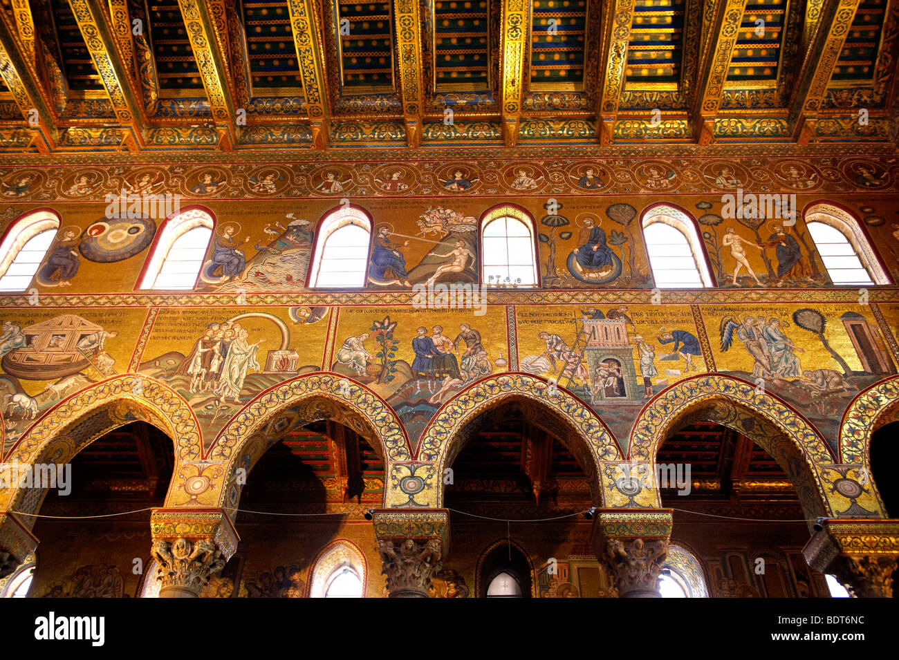 Mosaici bizantini raffiguranti scene della Bibbia nella Cattedrale di Monreale - Palermo - Sicilia Foto Stock