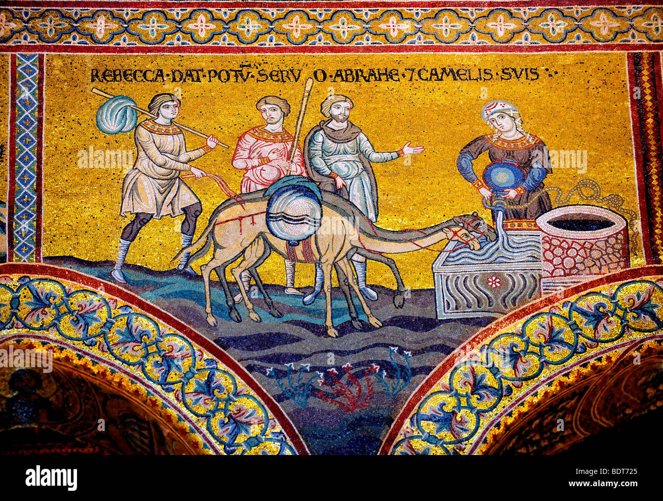 Mosaici bizantini nella Cattedrale di Monreale - Rebecca acque Abrahams cammelli - Palermo - Sicilia Foto Stock