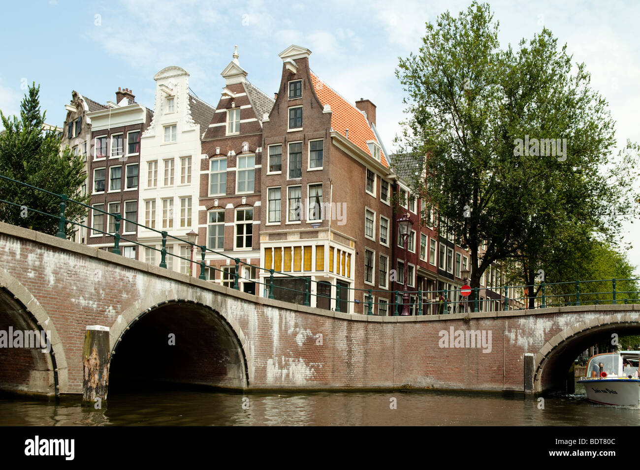 Canale di Amsterdam con i tradizionali blocchi e barca. I Paesi Bassi Foto Stock