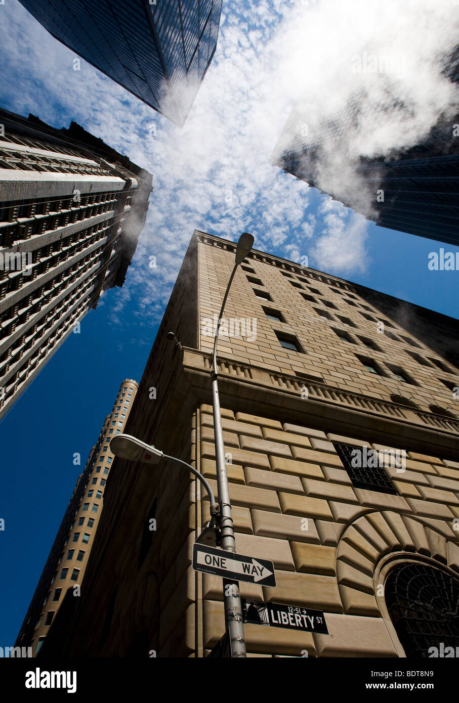 La Federal Reserve Bank di New York (in primo piano), Liberty Street, Foto Stock