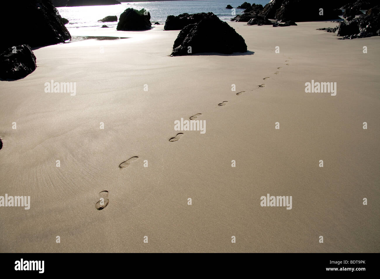 Piedi stampe su una spiaggia della Cornovaglia Foto Stock