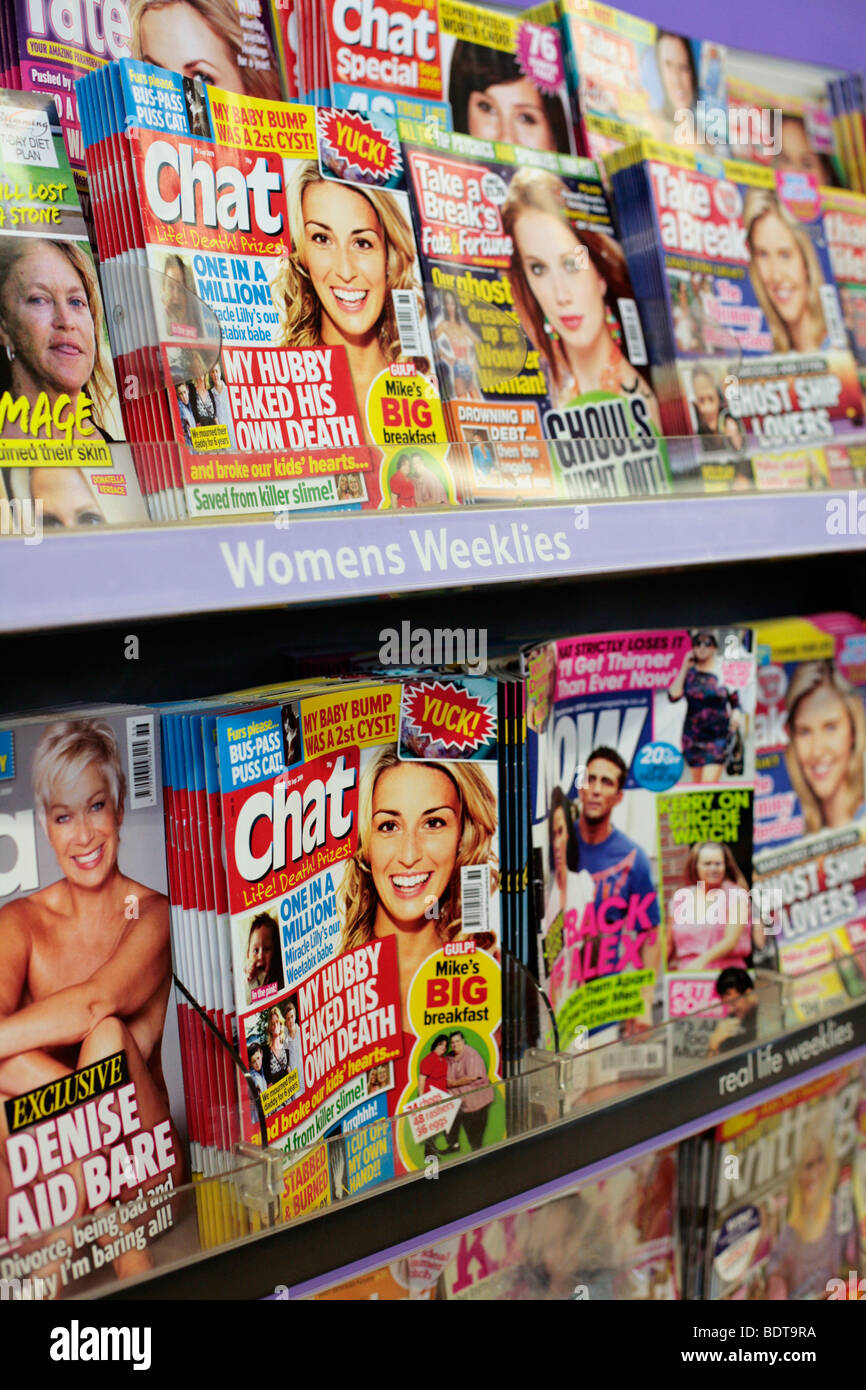 Celebrità gossip / vita reale riviste in vendita nei supermercati Tesco. Foto Stock