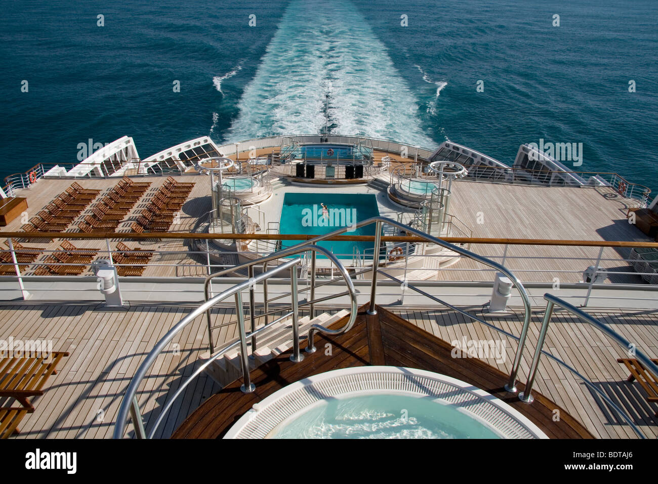 Donna di nuoto in piscina al liner Cunard Queen Mary 2 Foto Stock