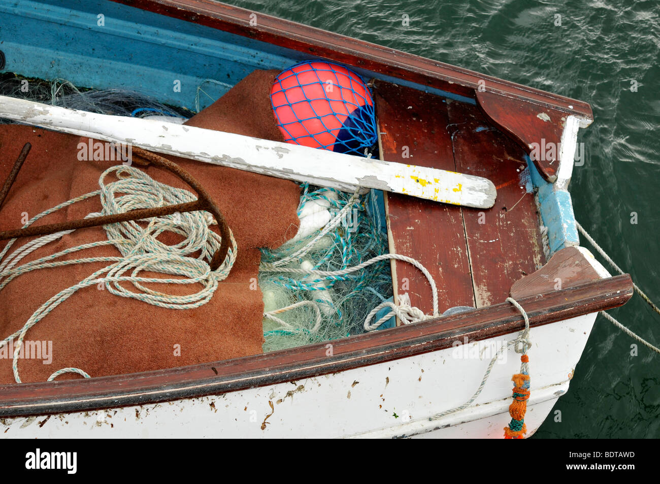 Barca da pesca dettaglio northumberland oar net anchor legno vecchio meteo battuto Foto Stock