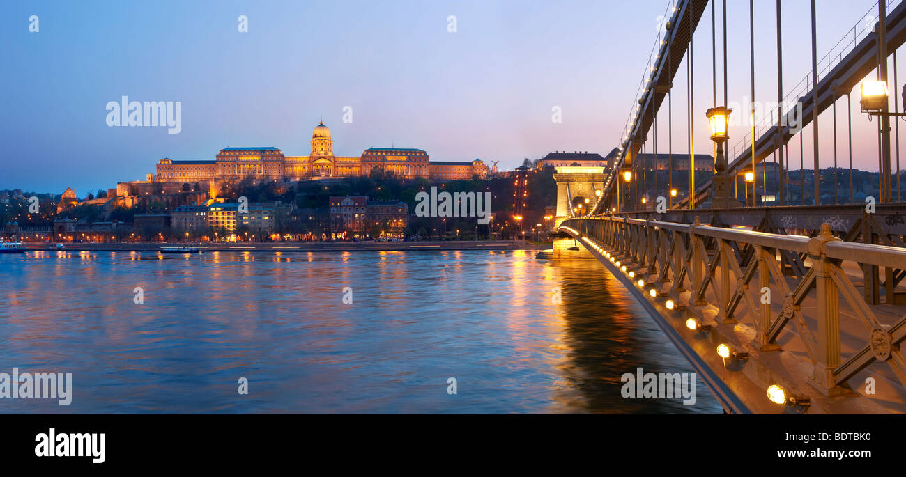 Il Ponte delle catene e catle al tramonto - Budapest - Ungheria Foto Stock