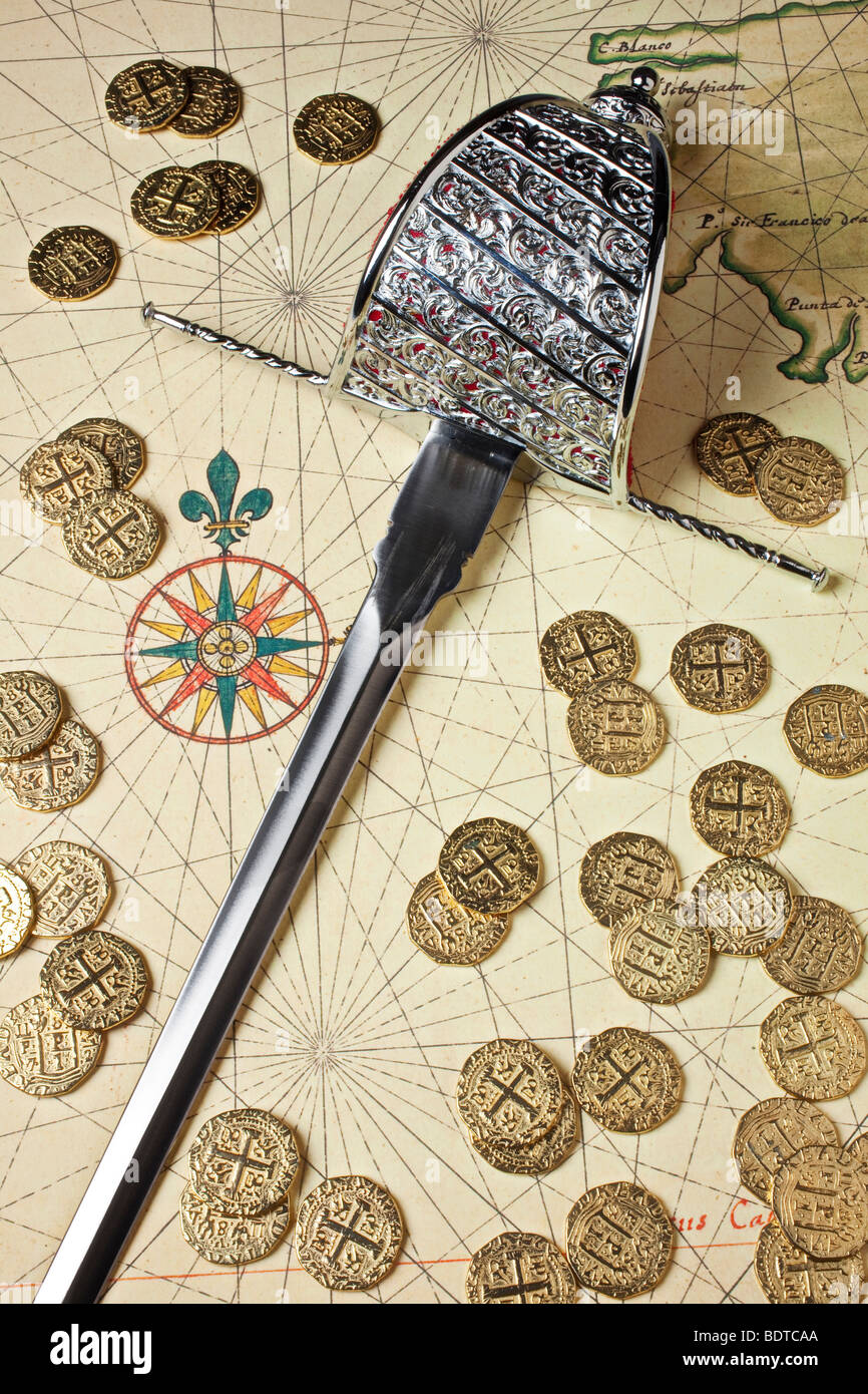 Spada sulla mappa con le monete d'oro Foto Stock