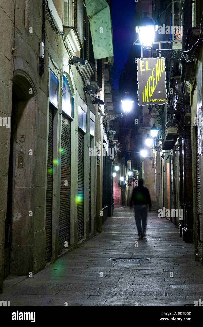 Una strada nel gotico quater in notturna a Barcellona, Spagna. Foto Stock