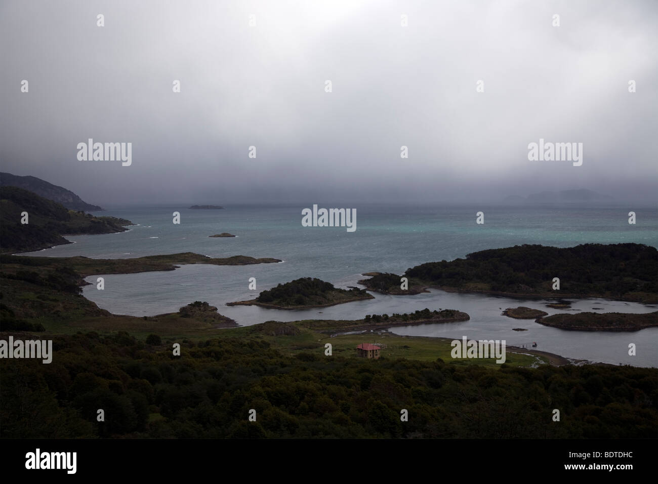 Tempesta il rotolamento sulla storica Wulaia Bay, fiordi cileni, Cile Foto Stock