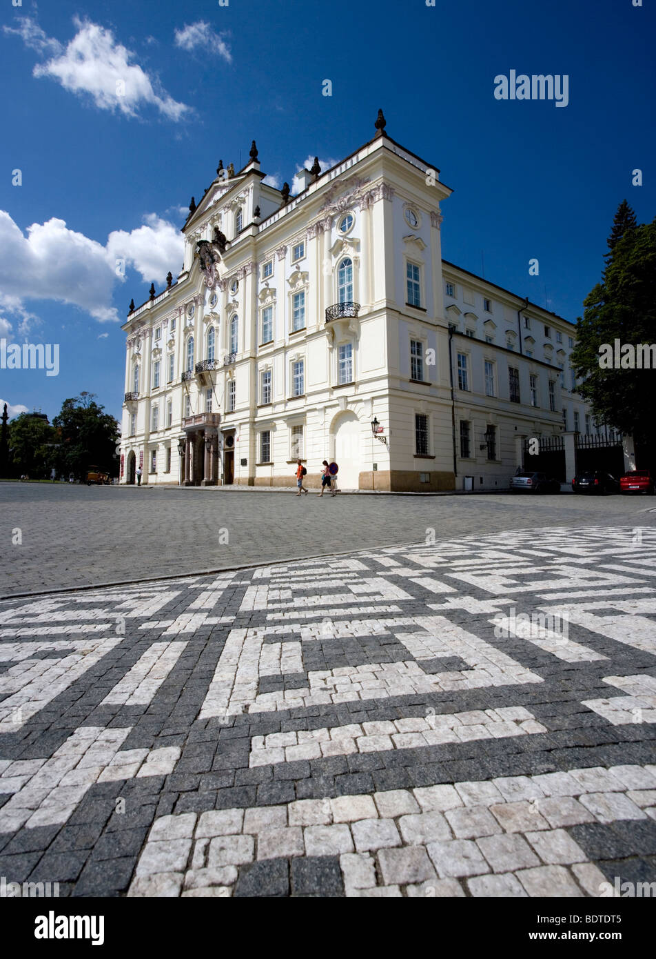 Gli Arcivescovi Palazzo su Piazza Hradcany a Mala Strana di Praga, Repubblica Ceca. Foto Stock