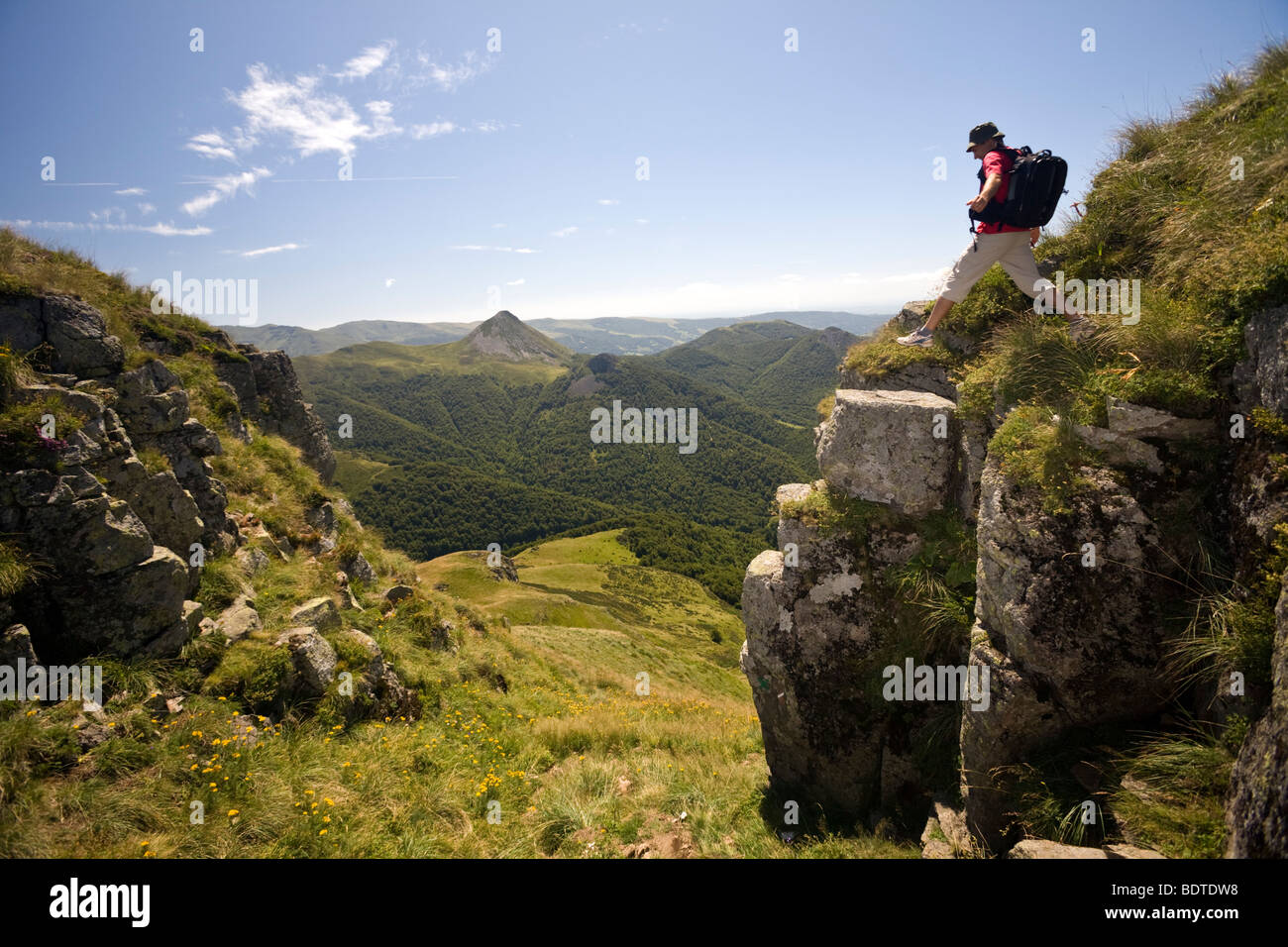 Un escursionista in Monti del Cantal (Auvergne - Francia). Randonneur dans les Monts du Cantal (Auvergne - Francia). Foto Stock
