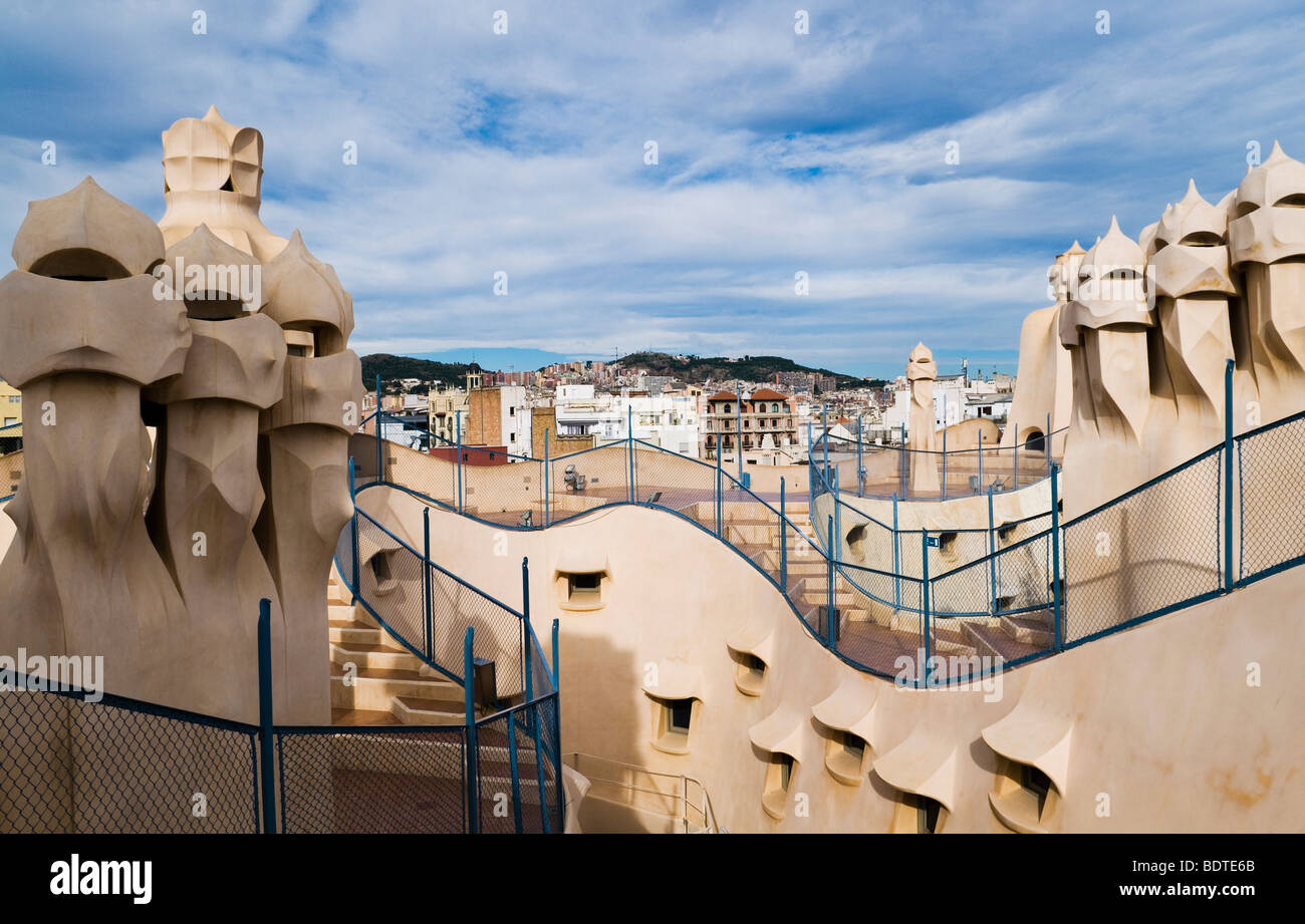 Il tetto di La Pedrera noto anche come Casa Mila a Barcellona, Spagna Foto Stock