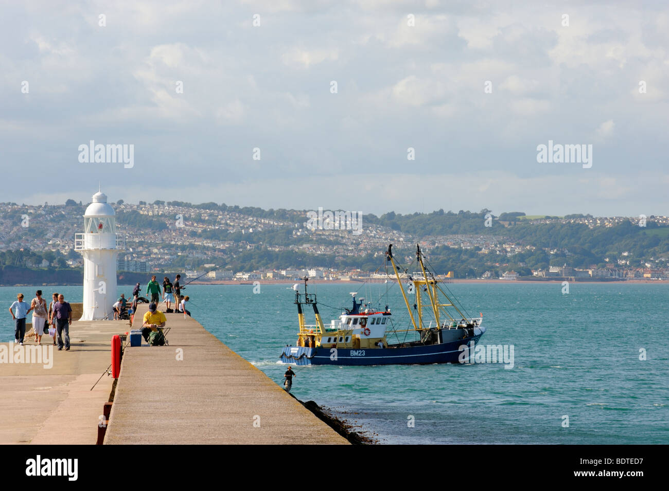 Un peschereccio lasciando, Brixham Devon, Inghilterra Foto Stock
