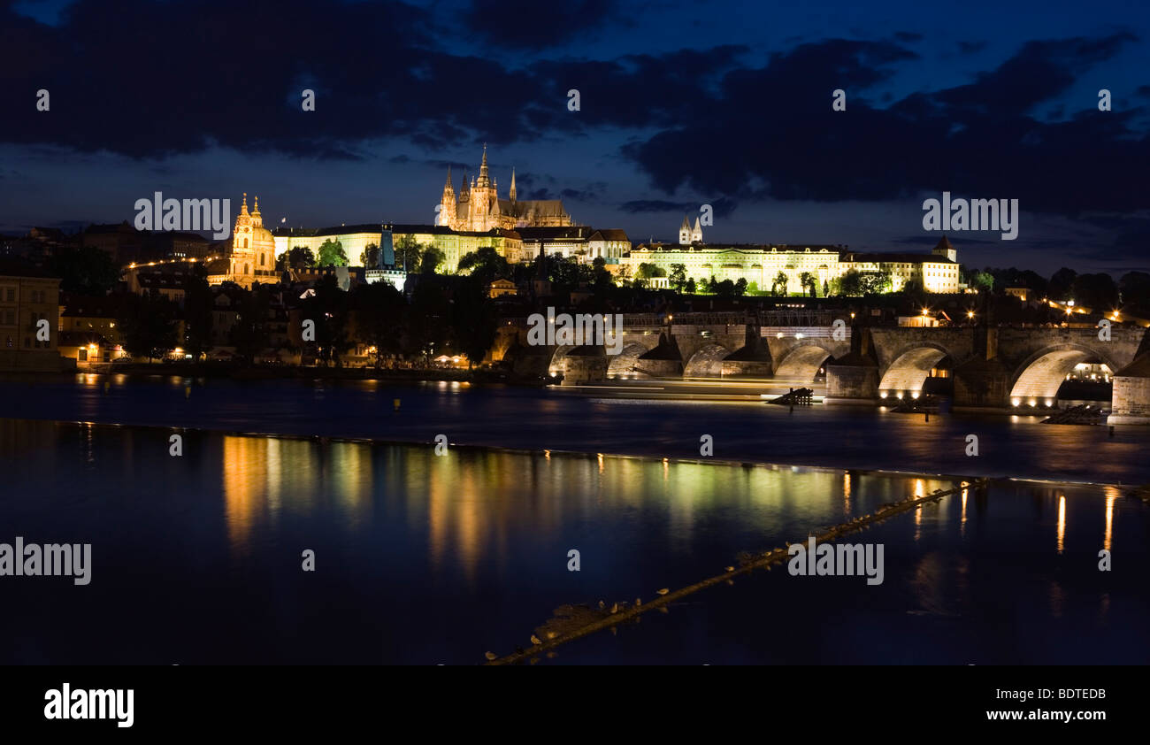 Il Ponte Carlo e il Castello di Praga di notte, Repubblica Ceca. Foto Stock