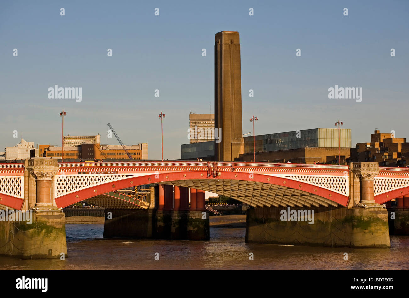 Blackfriars road bridge e la Tate Modern di Londra, Inghilterra, Regno Unito Foto Stock